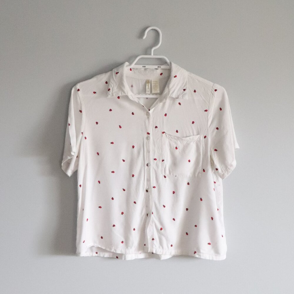 Japna Women's White Sz S Buttoned Ladybug Print Collared Cropped T-Shirt Top‎